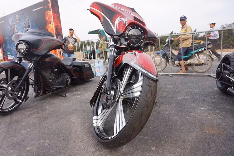 Cũng giống như trên Thế giới, tại Việt Nam hiện tại cũng có 2 nhóm chơi xe Harley-Davidson chính bao gồm: Tổ chức địa phương phụ thuộc được gọi là Chapter, với sự hỗ trợ và tài trợ của nhà phân phối chính thức hoặc đại lý chính hãng cho các hoạt động sinh hoạt của hội.