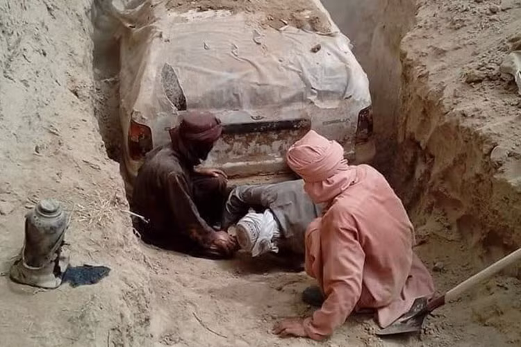 Khai quat chiec Toyota Corolla cua thu linh Taliban sau hon 2 thap ky-Hinh-3