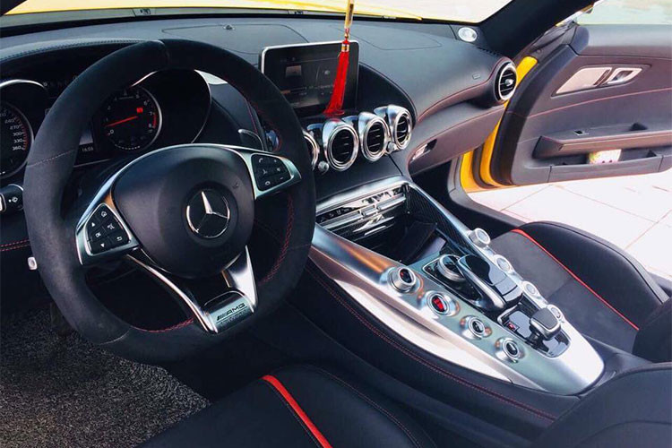 Là mẫu siêu xe thể thao hướng đến những trải nghiệm tốc độ nhưng Mercedes-AMG GT S vẫn được trang bị hàng loạt các tiện nghi cao cấp như: Ghế xe bọc da thể thao điều chỉnh điện cùng chức năng sưởi, bộ nhớ 3 vị trí cho ghế, tay lái &amp; gương chiếu hậu bên ngoài,.. xe còn có cửa sổ trời Panorama siêu rộng, nội thất ốp chrome màu bạc AMG và ghế ngồi phong cách xe đua. 