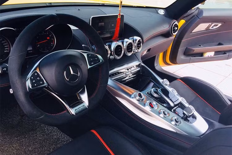 Là mẫu siêu xe thể thao hướng đến những trải nghiệm tốc độ nhưng Mercedes-AMG GT S vẫn được trang bị hàng loạt các tiện nghi cao cấp như: Ghế xe bọc da thể thao điều chỉnh điện cùng chức năng sưởi, bộ nhớ 3 vị trí cho ghế, tay lái &amp; gương chiếu hậu bên ngoài,.. xe còn có cửa sổ trời Panorama siêu rộng, nội thất ốp chrome màu bạc AMG và ghế ngồi phong cách xe đua. 