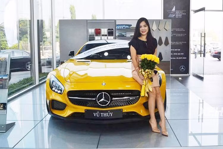 Hiện chưa rõ thương vụ mua bán siêu xe này, ông chủ công ty nhập khẩu siêu xe quận 5 bỏ ra số tiền bao nhiêu để mua lại chiếc Mercedes-AMG GT S Edition 1 của nữ doanh nhân Hải Phòng. Xuất hiện tại thị trường Việt Nam từ 1/2015 siêu xe này có từ 8,6 tỷ đồng, sau thuế TTĐB từ 1/7/2016 mẫu xe này có mức giá từ 9,149 tỷ đồng.