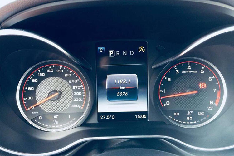 Xe được trang bị hệ thống âm thanh vòm Burmester® high-end 11 loa, công suất 1000 watt. Hệ thống điều hòa khí hậu tự động đa vùng. Trên màn hình trung tâm 8,4 inch có thể kết nối Bluetooth, các cổng kết nối đa phương tiện giúp kết nối thiết bị bên ngoài; trình duyệt Internet; chức năng điều khiển bằng giọng nói; touchpad điều khiển cảm ứng; hệ thống dẫn đường &amp; định vị vệ tinh toàn cầu GPS tích hợp bản đồ Việt Nam.