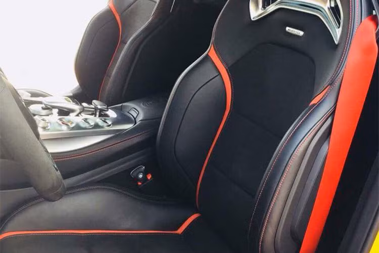 Mercedes-AMG GT S Edition 1 của nữ doanh nhân Hải Phòng sử dụng động cơ V8, tăng áp kép, dung tích 4.0 lít, sản sinh công suất tối đa 510 mã lực tại vòng tua máy 6.250 vòng/phút và mô-men xoắn cực đại 650 Nm. Đáng chú ý là siêu xe của nữ doanh nhân Hải Phòng này chỉ mới lăn bánh được quãng đường dài 5.076 km.