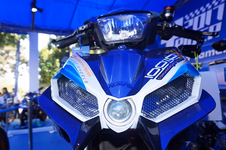 Tới với Đại Hội lần này, có khoảng hơn 20 mẫu xe côn tay Yamaha Exciter được độ lại độc đáo, ấn tượng mà bình thường khó có thể nhìn thấy trên phố. Những chiếc xe độ này được chủ nhân của chúng chăm sóc tỉ mỉ từng chi tiết nhỏ để đảm bảo xe luôn trong tình trạng hoàn hảo nhất.