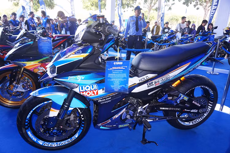 Nằm trong chương trình ngày hội Y-Motor Sport do Yamaha Việt Nam tổ chức vào cuối tuần vừa qua, hàng nghìn bạn trẻ đã đổ về khu vực Q7, TP HCM để giao lưu cùng tay đua huyền thoại Valentino Rossi và tay lái trẻ Maverick Vinales. Trong sự kiện này, những người tham gia còn có cơ hội chiêm ngưỡng dàn Yamaha Exciter độ độc đáo nhất Sài thành. 
