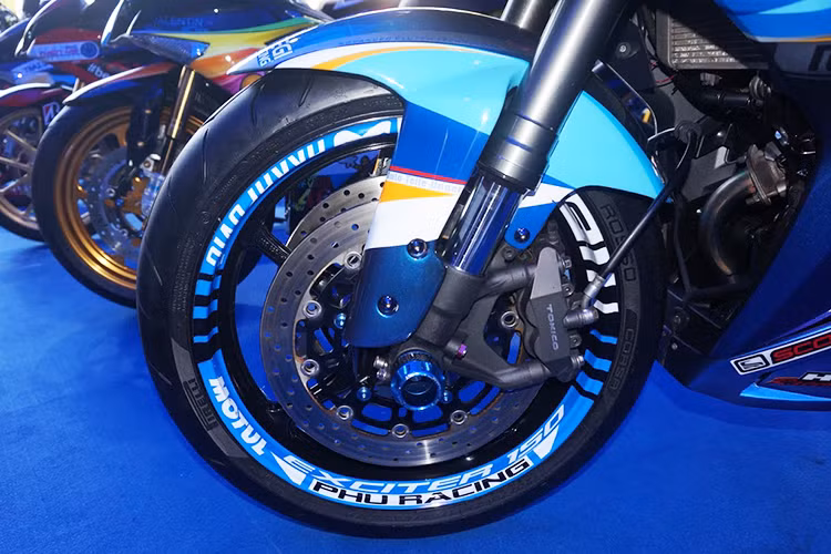 Chiếc xe được độ lại nổi bật với dàn đầu mô phỏng theo phong cách của Kawasaki H2, cụm đèn chiếu sáng dạng Projector cùng hai khe hút gió lớn phía trước. Dàn áo ngoài của xe được sơn AirBrush với nhiều chi tiết sắc sảo do xưởng độ ABMiracle thực hiện biến chiếc xe trở thành sản phẩm nổi bật và phá cách.