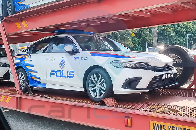 Theo những hình ảnh công bố, loạt xe Honda Civic của cảnh sát Malaysia sẽ có màu sơn trắng đi cùng những họa tiết đặc trưng của lực lượng như dòng chữ POLIS kích thước lớn dán trên nắp capo và hai bên cánh cửa kèm logo và được nhận diện bằng các decal màu xanh cùng số hiệu. 