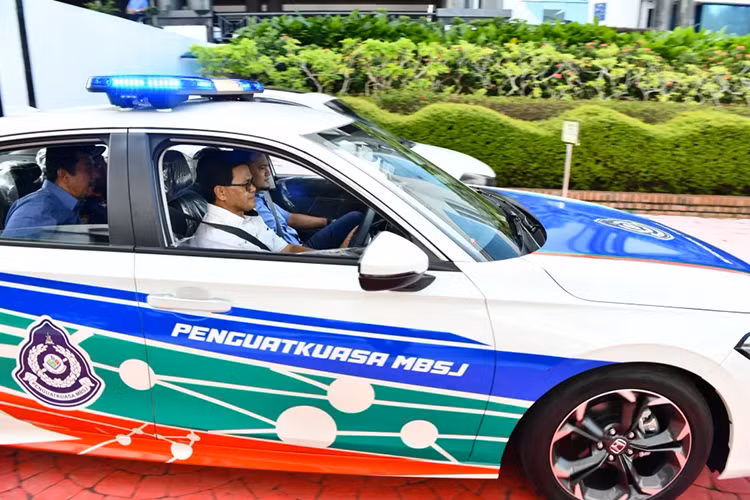 Đi kèm động cơ này là hộp số CVT/e-CVT và hệ dẫn động cầu trước, giúp chiếc xe có khả năng tăng tốc từ 0 lên 100 km/h trong 8,3 giây. Mức độ tiêu thụ nhiên liệu của mẫu xe này khoảng 6L/100 km.