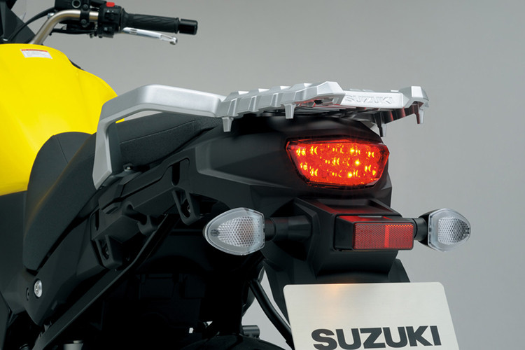 Giống như nhiều chiếc xe thuộc phân khúc adventure, Suzuki V-Strom 650 XT 2019 cũng sở hữu tùy chọn là một cặp thùng chứa đồ phía sau xe cho những chuyến đi dài. Yên xe được bọc vải mềm và có yên cho người lái võng hẳn xuống, tạo tư thế ngồi thoải mái trên mọi địa hình.