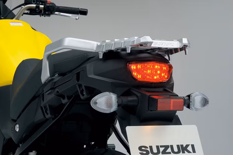 Giống như nhiều chiếc xe thuộc phân khúc adventure, Suzuki V-Strom 650 XT 2019 cũng sở hữu tùy chọn là một cặp thùng chứa đồ phía sau xe cho những chuyến đi dài. Yên xe được bọc vải mềm và có yên cho người lái võng hẳn xuống, tạo tư thế ngồi thoải mái trên mọi địa hình.