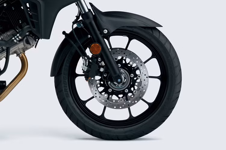 Được phát triển từ "đàn anh" V-Strom 1000, Suzuki V-Strom 650 XT cũng được trang bị bộ khung nhẹ, giảm xóc hành trình dài, bộ vành nan kèm với lốp Bridgestone, ốp bảo vệ gầm máy đúng chất adventure...