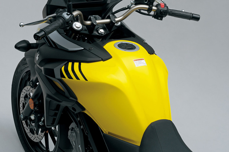Tổng thể xe vẫn mang dáng dấp của một chiếc ADV thực thụ với đầu đèn bố trí cao, tay lái rộng và choãi về phía sau, giúp người dùng có tư thế ngồi thẳng thoải mái. Phía trên đèn pha là kính chắn gió cao, giúp hạn chế gió tạt vào ngực người lái khi hạy tốc độ cao.