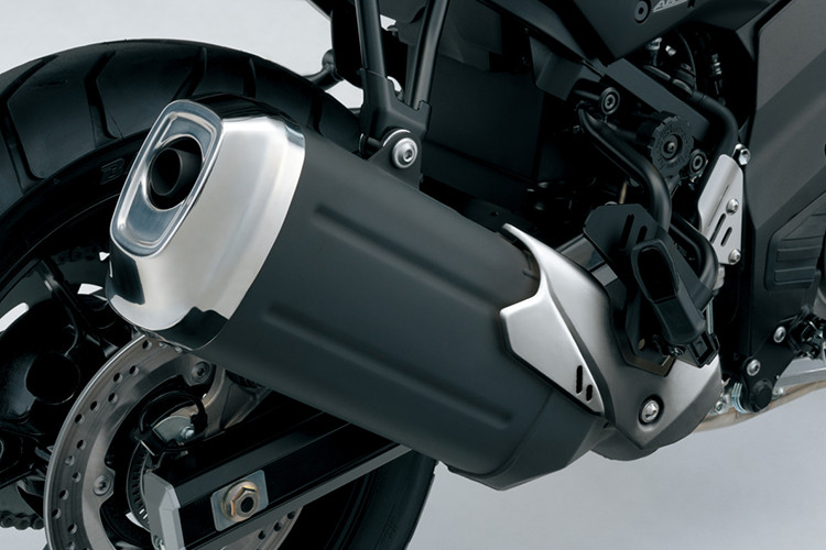 Các trang bị an toàn khác trên xe bao gồm cặp phuộc ống lồng ở trước và giảm xóc lò xo trụ đơn phía sau (có điều chỉnh). Phanh trước gồm đĩa phanh đôi và phanh sau sử dụng đĩa đơn thương hiệu Tokico, cả hai đều được tích hợp hệ thống chống bó cứng phanh ABS tiêu chuẩn.