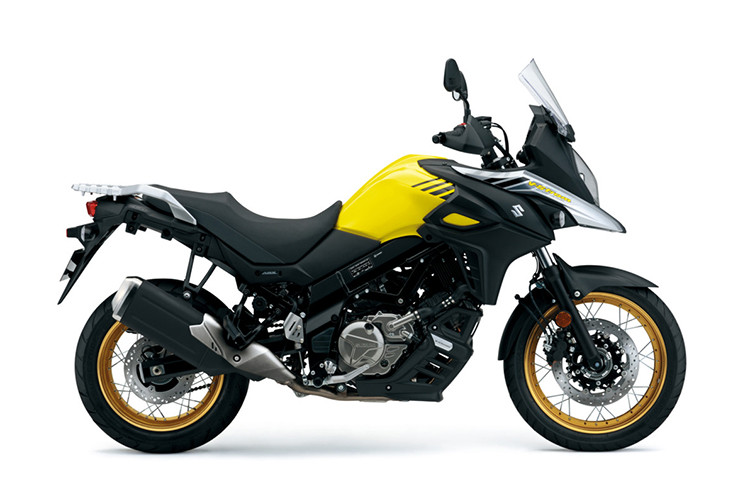 Theo đó, Suzuki V-Strom 650 XT ABS 2019 sẽ có bộ tem được thiết kế lại, mang đến cho xe ngoại hình mới thu hút hơn. Các trang bị bổ sung bao gồm đèn hazard cảnh báo, tấm phản quang ở hai bên phuộc trước của xe.