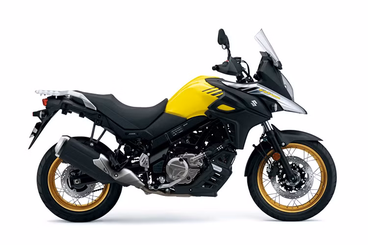 Theo đó, Suzuki V-Strom 650 XT ABS 2019 sẽ có bộ tem được thiết kế lại, mang đến cho xe ngoại hình mới thu hút hơn. Các trang bị bổ sung bao gồm đèn hazard cảnh báo, tấm phản quang ở hai bên phuộc trước của xe.