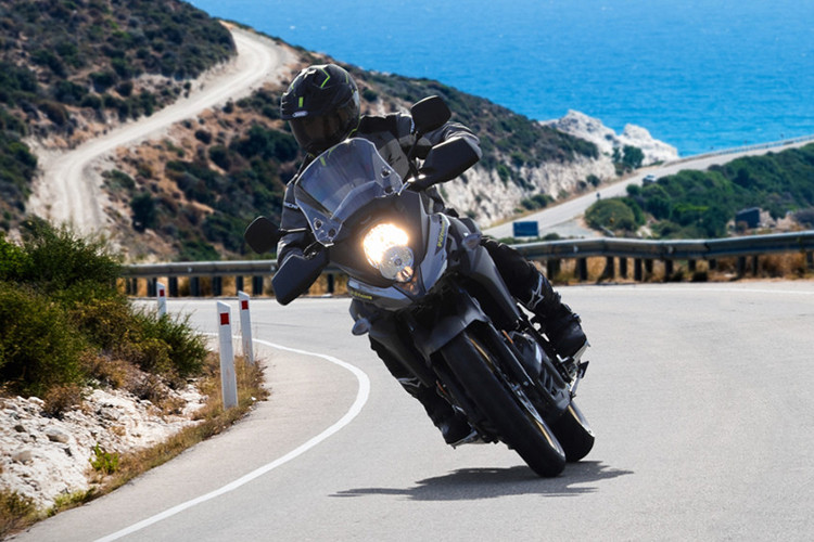 Khi có mặt trên thị trường, Suzuki V-Strom 650 XT ABS 2019 sẽ có hai phiên bản màu là Vàng và Trắng. Giá xe Suzuki V-Strom 650 XT ABS 2019 tại thị trường Ấn Độ được niêm yết ở mức 746.000 Rupee (tương đương 243,5 triệu đồng) - rẻ hơn so với phiên bản trước đó.
