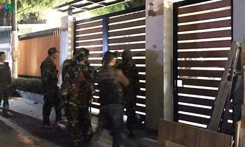 Chong ban chet vo bang sung AK roi tu sat trong dem-Hinh-3