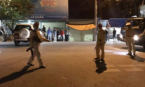 Chong ban chet vo bang sung AK roi tu sat trong dem