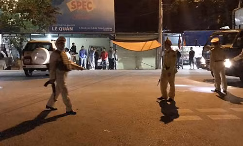 Chong ban chet vo bang sung AK roi tu sat trong dem