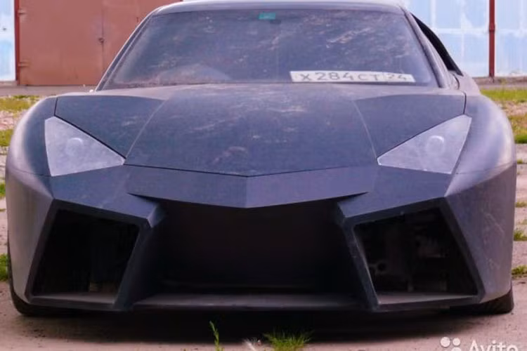 Bản sao "siêu xe" cực độc này đang được rao bán trên mạng, chủ nhân cho biết chiếc xe đã đi được 80.000 km, động cơ tiêu chuẩn vẫn giữ nguyên. Nhưng bề ngoài chiếc xe lại là chuyện khác, nhiều người sẽ phải hoa mắt khi lần đầu nhìn thấy kiểu "treo đầu dê bán thịt chó này".