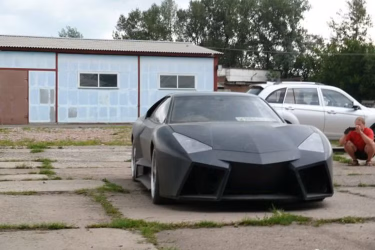 Nhìn từ phía trước, chiếc GTO có những đường gân được thiết kế khá giống với bản gốc Reventon, đèn pha hình tam giác và cửa hút gió mạnh cũng học từ siêu xe Italy.