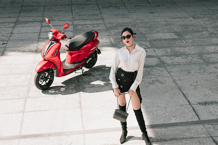 Xem xe ga Yamaha Grande do dang cung dan hoa hau Viet