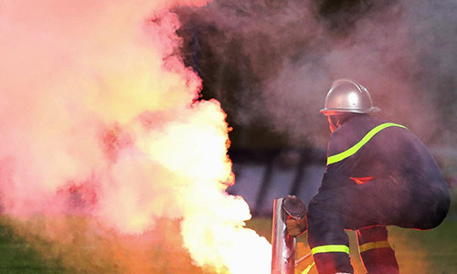 Fan nu trung phao sang CDV Nam Dinh: CLB Ha Noi xin loi-Hinh-2