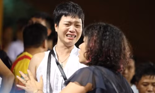 Fan nu trung phao sang CDV Nam Dinh: CLB Ha Noi xin loi