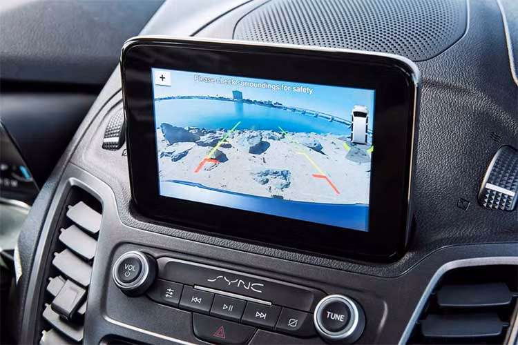 Transit Connect 2019 mới cũng bắt kịp xu hướng với màn hình hiển thị 6,5 inch trên bảng táp-lô, màn hình hiển thị kỹ thuật số trong cụm đồng hồ đo và bộ sạc không dây cho điện thoại thông minh. Mẫu xe van này trở nên an toàn hơn nhờ một loạt công nghệ tiên tiến nhất hiện nay dành cho các mẫu xe hơi nhà Ford.