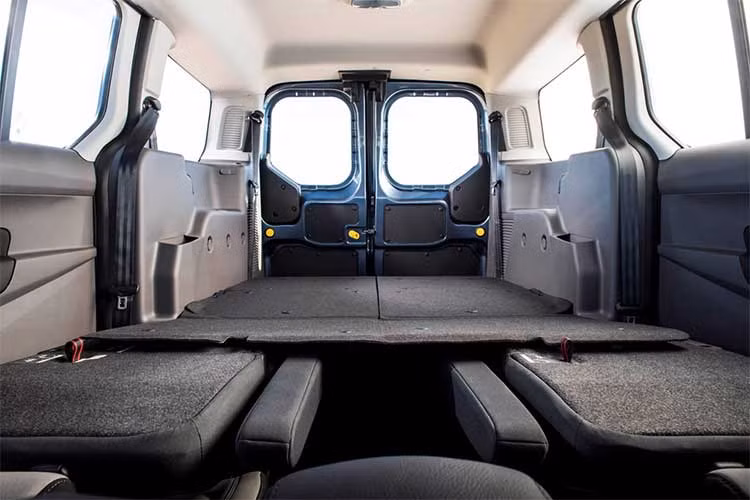 Ford Transit Connect 2019 dự đoán sẽ có hai lựa chọn động cơ, bao gồm động cơ dầu diesel 1.5 lít thế hệ mới và động cơ xăng 2.0 lít 4 xy-lanh. Cả hai đều sử dụng hộp số tự động 8 cấp. Ford vẫn chưa tiết lộ chính thức toàn bộ các thông số kỹ thuật của mẫu xe van mới này.