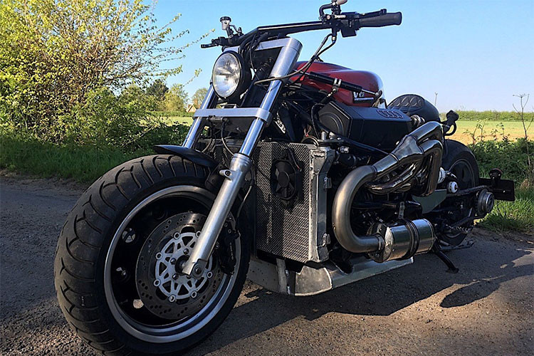 Đi cùng động cơ nhà Audi là cơ cấu siêu nạp cho động cơ lấy linh kiện nguyên bộ của chiếc xe hạng sang Mercedes-Benz SLK. Chiếc xe môtô Streetfighter độ này sử dụng hộp số tự động toàn phần chưa rõ nguồn gốc.