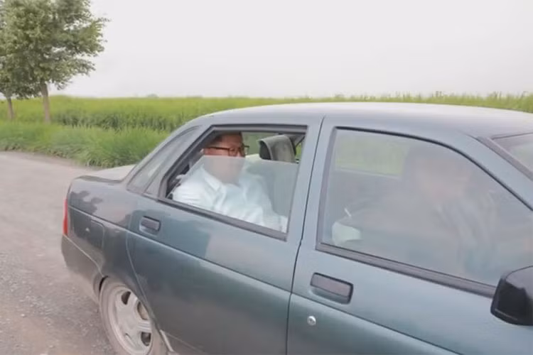 Chiếc xe sedan Lada Priora mà ông Kim Jong-Un sử dụng này là một dòng xe cỡ nhỏ được sản xuất bởi nhà sản xuất ôtô Nga AvtoVAZ từ tháng 3/2007. Tính đến trung tuần tháng 5/2012, theo thống kê, đã có khoảng 590.000 chiếc xe Priora đã được xuất xưởng ra thị trường.