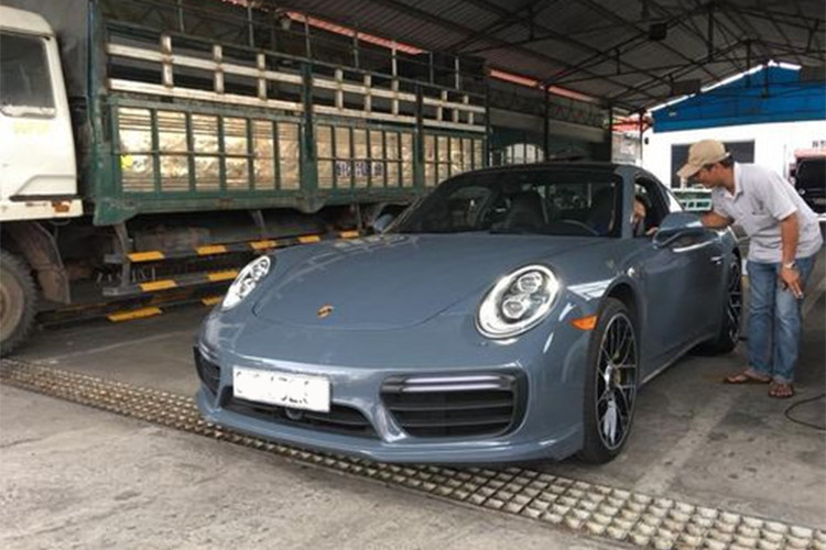 Xe sử dụng động cơ Boxer 6 xy-lanh, tăng áp kép, dung tích 3,8 lít, sản sinh công suất tối đa 540 mã lực và mô-men xoắn cực đại 710 Nm. "Trái tim" này kết hợp với hộp số tự động 7 cấp ly hợp kép PDK cùng chức năng Launch Control giúp 911 Turbo S chỉ mất khoảng 3 giây để có thể tăng tốc từ 0 đến 100 km/h. Vận tốc tối đa 320 km/h.