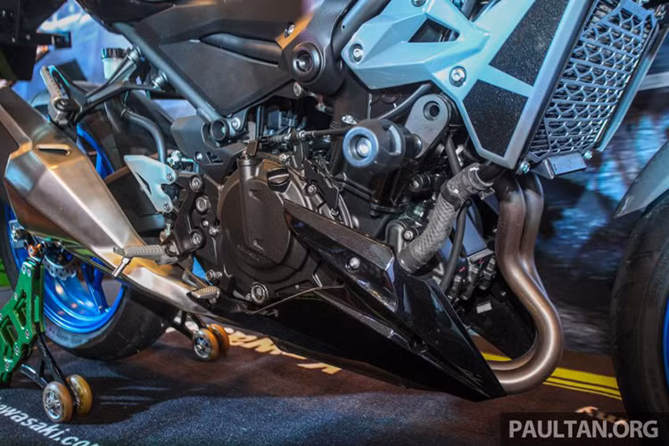 Tương ứng với Z400 là trang bị động xylanh đôi, DOHC, 8 van, dung tích 399cc, làm mát bằng dung dịch, sản sinh công suất 44 mã lực tại tua máy 10.000 vòng/phút và mômen xoắn cực đại 38 Nm tại tua máy 8.000 vòng/phút. Cả hai phiên bản Z250 và Z400 đều trang bị hộp số 6 cấp cùng hệ thống phun xăng điện tử FI.