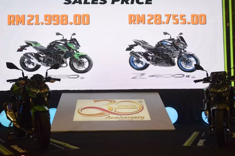 Tại Malaysia, Kawasaki Z250 sẽ có tùy chọn màu xanh lá cây, Kawasaki Z400 có tùy chọn màu xám. Giá xe Kawasaki Z250 ABS 2019 tại Malaysia được niêm yết ở mức 21.998 Ringgit, tương đương 124 triệu đồng. Trong khi đó giá xe Kawasaki Z400 ABS 2019 là 28.755 Ringgit, tương đương 161 triệu đồng.