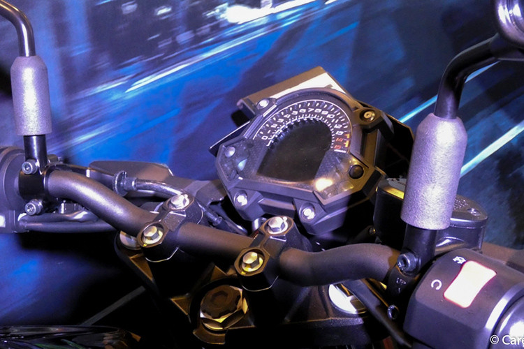 Về mặt trang bị, cả Kawasaki Z250 và Z400 2019 đều sử dụng hệ thống chiếu sáng LED, đồng hồ của xe dạng kỹ thuật số đơn sắc. Xe có tay lái cao đúng phong cách naked-bike cùng các nút bấm dễ dàng sử dụng.