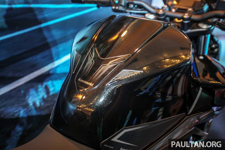 Bình xăng của bộ đôi xe môtô phân khối lớn Kawasaki Z250 và Z400 2019 đều có thiết kế gồ cao và khá cơ bắp, dung tích 14 lít. Yên xe có thiết kế rời và phân thành hai tầng đậm chất thể thao.