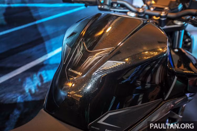 Bình xăng của bộ đôi xe môtô phân khối lớn Kawasaki Z250 và Z400 2019 đều có thiết kế gồ cao và khá cơ bắp, dung tích 14 lít. Yên xe có thiết kế rời và phân thành hai tầng đậm chất thể thao.