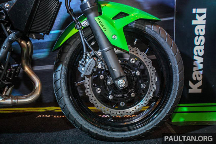 Bộ vành của cả hai xe là vành đúc kích thước 17 inch. Hệ thống phanh tiêu chuẩn của xe là phanh đĩa 310 mm ở trước và 220 mm ở sau, đi kèm là hệ thống chống bó cứng phanh ABS kênh đôi. Yên xe có cùng chiều cao là 785mm, nhưng bản yên của Z250 hẹp hơn.