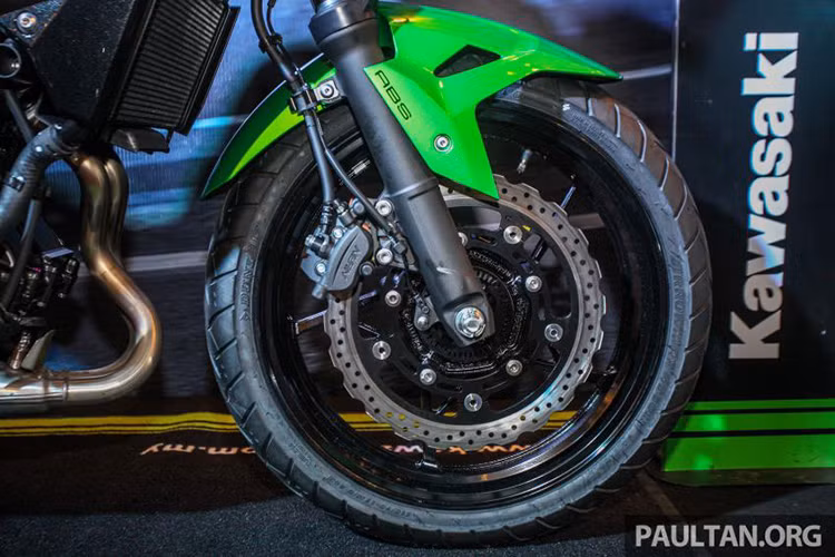 Bộ vành của cả hai xe là vành đúc kích thước 17 inch. Hệ thống phanh tiêu chuẩn của xe là phanh đĩa 310 mm ở trước và 220 mm ở sau, đi kèm là hệ thống chống bó cứng phanh ABS kênh đôi. Yên xe có cùng chiều cao là 785mm, nhưng bản yên của Z250 hẹp hơn.