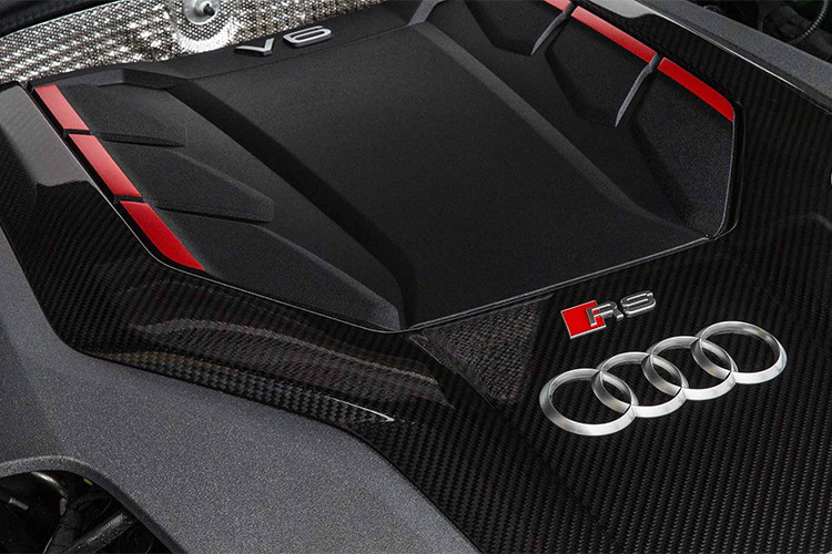 Với gói ''Dynamic Package'' trị giá 3.350 USD Coupe Audi RS5 2018 sẽ được trang bị thêm kẹp phanh màu đỏ, phuộc điều chỉnh 3 chế độ và ống xả thể thao... Với gói ''Dynamic Plus Package'' trị giá 6.000 USD xe sẽ tăng tốc độ giới hạn điện tử lên 280km/h, bộ phanh đĩa gốm phía trước, nắp ốp động cơ bằng sợi carbon...