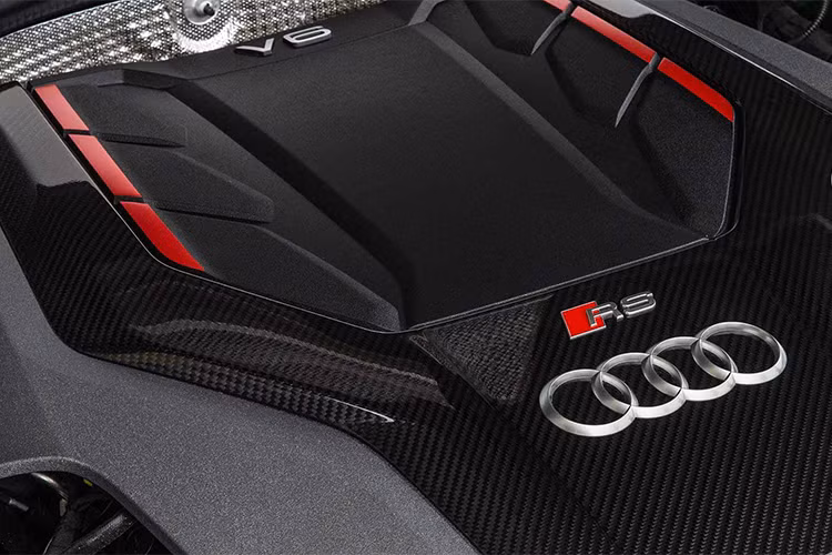 Với gói ''Dynamic Package'' trị giá 3.350 USD Coupe Audi RS5 2018 sẽ được trang bị thêm kẹp phanh màu đỏ, phuộc điều chỉnh 3 chế độ và ống xả thể thao... Với gói ''Dynamic Plus Package'' trị giá 6.000 USD xe sẽ tăng tốc độ giới hạn điện tử lên 280km/h, bộ phanh đĩa gốm phía trước, nắp ốp động cơ bằng sợi carbon...