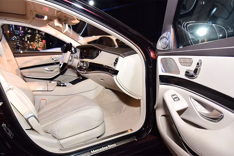 S-Class mới sở hữu hệ thống đèn viền với 64 màu sắc, cho phép hành khách chọn màu cho các khu vực với 10 kiểu phối khác nhau. Hành khách cũng có thể chiều lòng “thính giác” với chất lượng âm thanh trung thực từ hệ thống vòm Burmester® High-End 3D 26 loa công suất 1590 watt (S 450 L Luxury). Hàng ghế sau trên S-Class mới được bổ sung đầu đọc đĩa Bluray, giúp giải trí đúng điệu với tiêu chuẩn cao nhất.