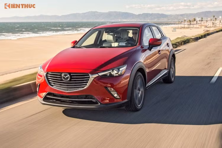 Tân binh nhà Mazda sở hữu thiết kế ngoại thất phong cách và không gian nội thất được trang bị khá tiện nghi. Có thể kể đến những trang thiết bị tiêu chuẩn trên Mazda CX-3 2016 tại thị trường Mỹ như điều hòa không khí, vô lăng gật gù và ghế bọc nỉ cao cấp.