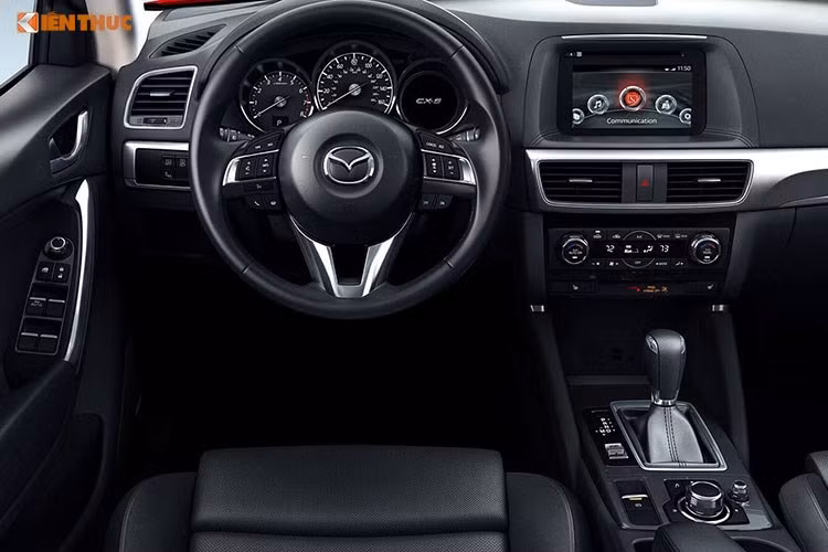 Cao cấp nhất trong dòng Mazda CX-3 2016 tại thị trường Mỹ là bản Grand Touring. Xe đi kèm đèn pha và đèn sương mù LED cùng bộ la-zăng hợp kim 18 inch. Thêm vào đó là điều hòa không khí tự động, ghế trước sưởi ấm và dàn âm thanh Bose "hàng hiệu", cửa sổ trời chỉnh điện và ghế bọc da sang trọng.