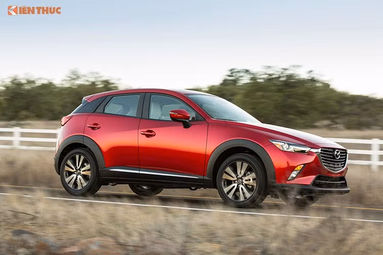 Bên cạnh đó là hệ thống điều khiển hành trình, khóa cửa sổ chỉnh điện và hàng ghế sau gập 60/40. Những điểm nhấn về trang thiết bị khác của Mazda CX-3 2016 tại thị trường Mỹ bao gồm camera chiếu hậu, hệ thống kết nối Bluetooth và hệ thống thông tin giải trí Mazda Connect với màn hình 7 inch.