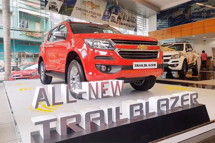 Hiện các phiên bản của Chevrolet Trailblazer 2018 hoàn toàn mới đang được bán ra tại Việt Nam với các mức giá chính thức như sau; Trailblazer phiên bản 2.8L 4x4 AT LTZ: giá 1,075 tỉ đồng. Trailblazer bản 2.5L VGT 4x2 AT LT: giá 898 triệu đồng. Trailblazer bản 2.5L 4x2 MT LT: giá 859 triệu đồng (giá đã bao gồm 10% VAT).