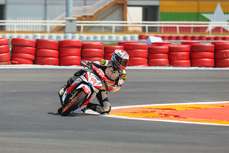 Với mục tiêu đưa hoạt động đua xe thể thao trong nước chuyên nghiệp, tiến gần hơn tới tiêu chuẩn quốc tế, Honda Việt Nam còn tổ chức các khóa tập huấn trọng tài. Năm nay, đơn vị này sẽ hợp tác với Liên đoàn xe đạp môtô thể thao Việt Nam và Trường đua Okegawa Nhật Bản.