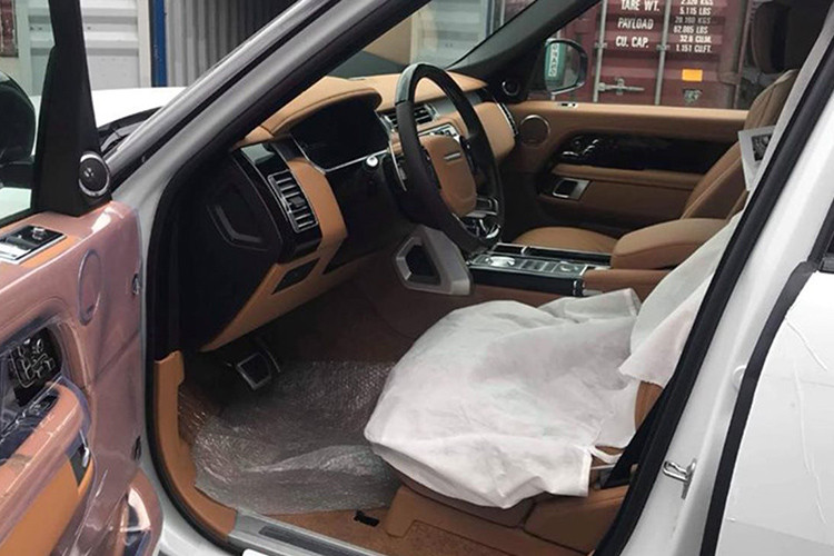 Bên trong khoang lái là nội thất bọc da mà vàng nâu sang trọng cùng các trang bị tiện ích hiện đại như: ghế hot stone massage, điều chỉnh 22 hướng khác nhau, bệ đỡ chân kèm chức năng sưởi, tủ lạnh mini ở trung tâm, 2 màn hình thông tin giải trí 10 inch, ghế sau kiểu thương gia với đồng hồ Zenith, bàn làm việc chỉnh điện, đệm bắp đùi chỉnh điện…