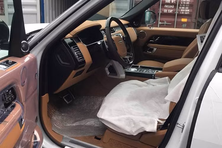 Bên trong khoang lái là nội thất bọc da mà vàng nâu sang trọng cùng các trang bị tiện ích hiện đại như: ghế hot stone massage, điều chỉnh 22 hướng khác nhau, bệ đỡ chân kèm chức năng sưởi, tủ lạnh mini ở trung tâm, 2 màn hình thông tin giải trí 10 inch, ghế sau kiểu thương gia với đồng hồ Zenith, bàn làm việc chỉnh điện, đệm bắp đùi chỉnh điện…